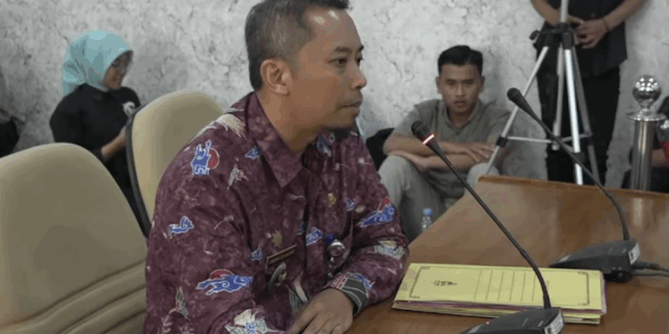Plt Kepala Dinas Pendidikan dan Kebudayaan Pati Andrik Sulaksono memberikan keterangan dalam rapat pansus hak angket DPRD Pati.