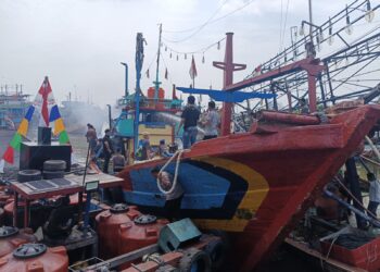 Kapal penangkap ikan terbakar saat tambat di kawasan pelabuhan perikanan Juwana.