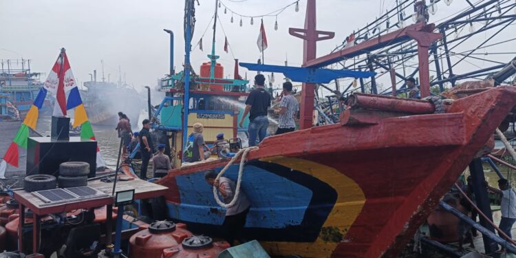 Kapal penangkap ikan terbakar saat tambat di kawasan pelabuhan perikanan Juwana.