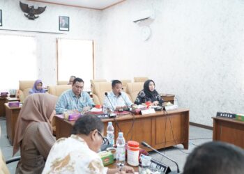 Ketua Pansus Hak Angket DPRD Pati Teguh Bandang Waluyo saat memimpin rapat.