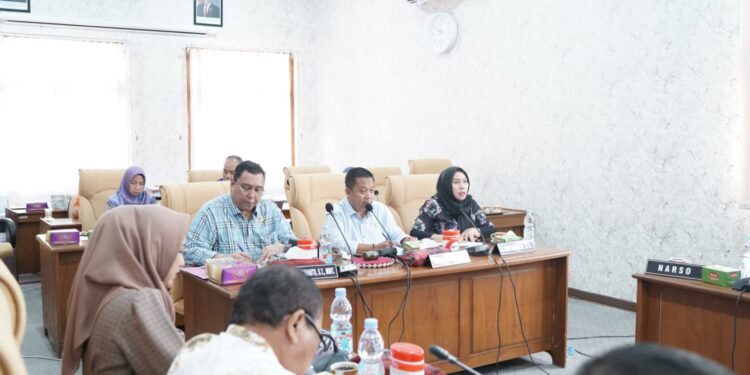 Ketua Pansus Hak Angket DPRD Pati Teguh Bandang Waluyo saat memimpin rapat.