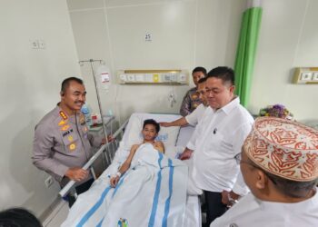 Ketua DPRD Pati Ali Badrudin saat menjenguk korban luka dalam aksi demo 13 Agustus kemarin.