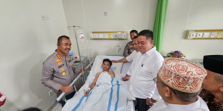 Ketua DPRD Pati Ali Badrudin saat menjenguk korban luka dalam aksi demo 13 Agustus kemarin.