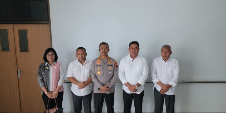 Ketua DPRD Pati Ali Badrudin bersama wakil ketua Hardi dan Suwito usai menjenguk korban luka aksi 13 Agustus.