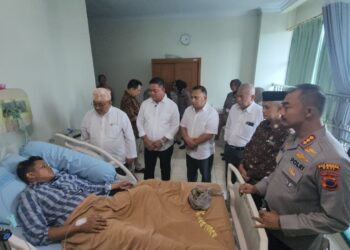Ketua DPRD Pati bersama pimpinan DPRD lainnya menjenguk korban luka akibat aksi rusuh demo 13 Agustus.