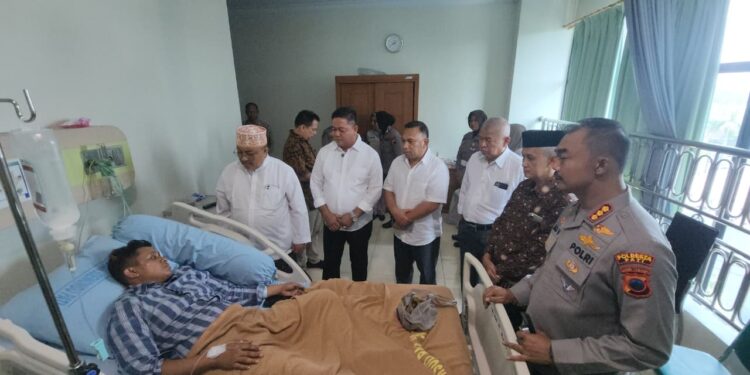 Ketua DPRD Pati bersama pimpinan DPRD lainnya menjenguk korban luka akibat aksi rusuh demo 13 Agustus.