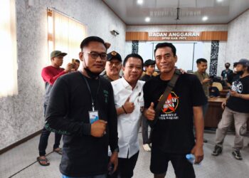 Ketua Pansus Hak Angket DPRD Pati Teguh Bandang Waluyo bersama masyarakat yang mengawal langsung jalannya rapat.