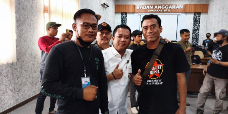 Ketua Pansus Hak Angket DPRD Pati Teguh Bandang Waluyo bersama masyarakat yang mengawal langsung jalannya rapat.