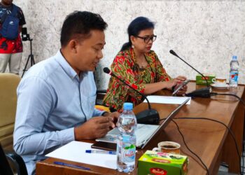 Junaidi dan Bivitri Susanti memberikan keterangan di dalam rapat pansus hak angket DPRD Pati.