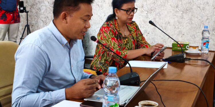 Junaidi dan Bivitri Susanti memberikan keterangan di dalam rapat pansus hak angket DPRD Pati.