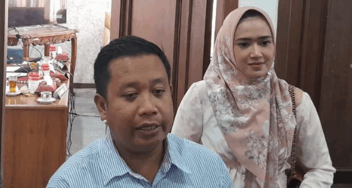 Ketua Pansus Hak Angket DPRD Pati Teguh Bandang Waluyo memberikan keterangan.