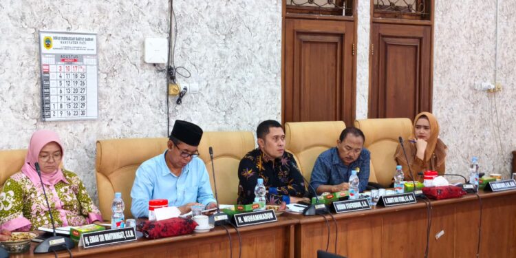 Suasana rapat pansus hak angket DPRD Pati yang bisa disimak oleh masyarakat langsung.