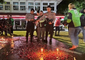 Aksi damai dilakukan perwakilan warga dan tukang ojek online di depan pendopo Kabupaten Pati.