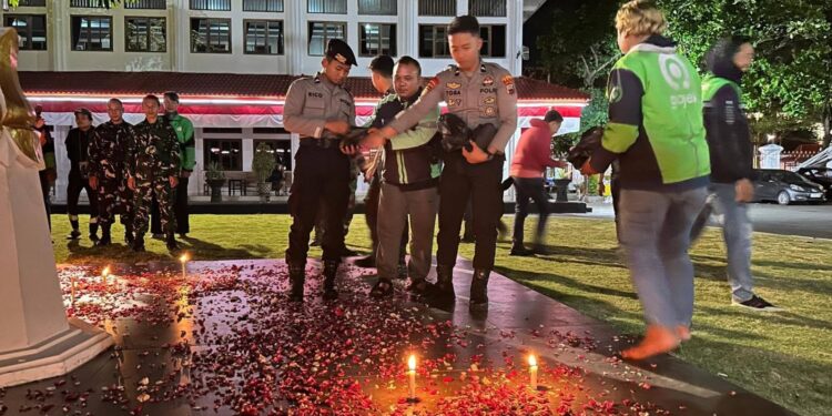 Aksi damai dilakukan perwakilan warga dan tukang ojek online di depan pendopo Kabupaten Pati.