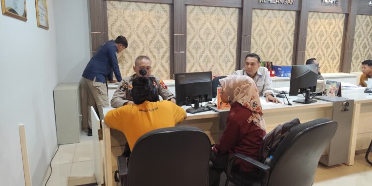 Dua wartawan Pati yang mengalami kekerasan dalam insiden dorstop bersama Torang Manurung melapor ke Polresta Pati.