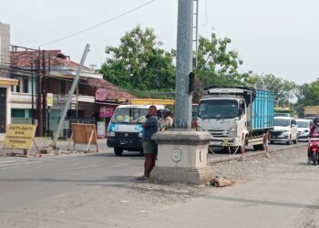 Kondisi jalan Panglima Sudirman - Tugu Bandeng saat proses renovasi perlu lampu darurat.