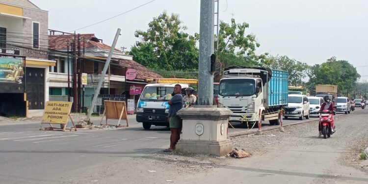 Kondisi jalan Panglima Sudirman - Tugu Bandeng saat proses renovasi perlu lampu darurat.