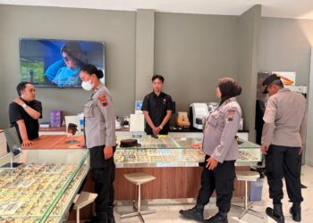 Personel Polresta Pati memberi edukasi kepada pemilik toko terkait aksi demo 19 September 2025 di depan gedung DPRD Pati.