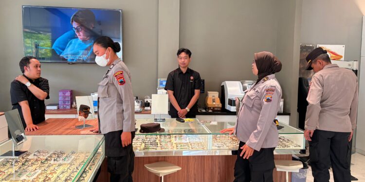 Personel Polresta Pati memberi edukasi kepada pemilik toko terkait aksi demo 19 September 2025 di depan gedung DPRD Pati.