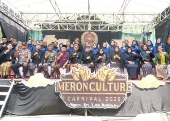 Bupati Pati bersama perwakilan pimpinan DPRD Pati turut memeriahkan tradisi meron sukolilo tahun 2025.