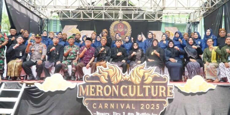 Bupati Pati bersama perwakilan pimpinan DPRD Pati turut memeriahkan tradisi meron sukolilo tahun 2025.