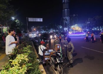Satpol PP saat menertibkan PKL di kawasan alun - alun.