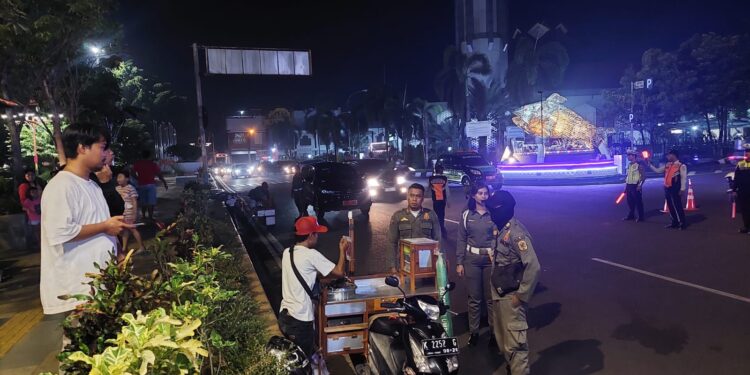 Satpol PP saat menertibkan PKL di kawasan alun - alun.
