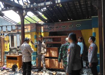 Polsek Gunungwungkal mendatangai rumah warga korban kebakaran di Desa Ngetuk.