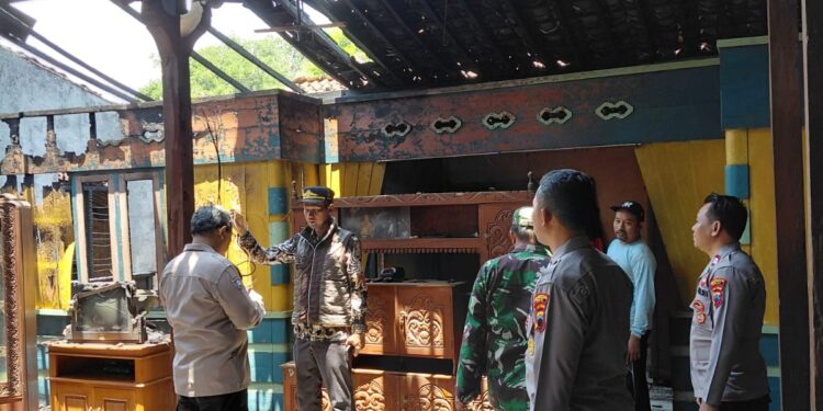 Polsek Gunungwungkal mendatangai rumah warga korban kebakaran di Desa Ngetuk.