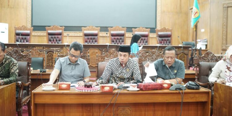 DPRD Pati membahas terkait raperda perikanan dan pergaraman.