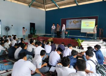 Polsek Tayu cegah pelajar ikut aksi demo di DPRD Pati.